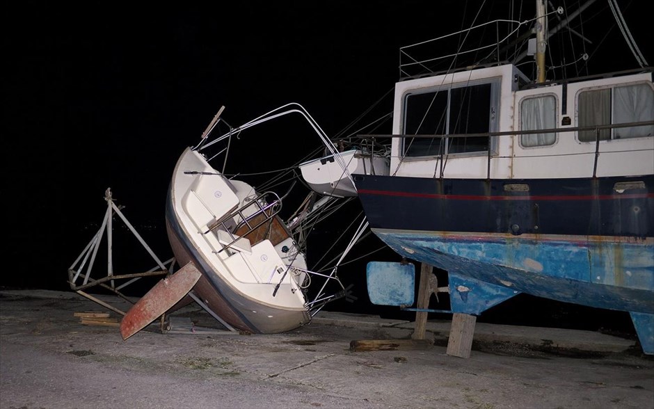 Σεισμός 5,9 Ρίχτερ στην Κεφαλονιά. Πεσμένο πλοίο στο μόλο του Ληξουρίου.