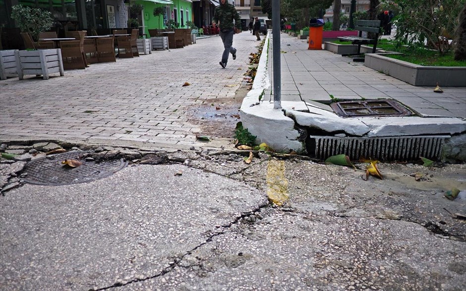 Σεισμός 5,9 Ρίχτερ στην Κεφαλονιά. Ρωγμές στους δρόμους του Ληξουρίου.