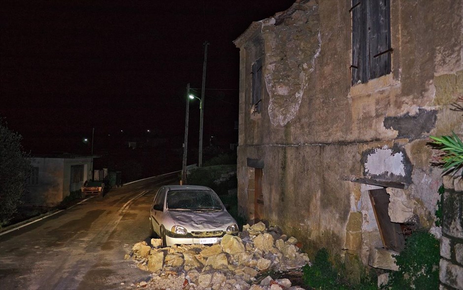 Σεισμός 5,9 Ρίχτερ στην Κεφαλονιά. Τοίχος σπιτιού έχει καταπλακώσει αυτοκίνητο στο Ληξούρι.