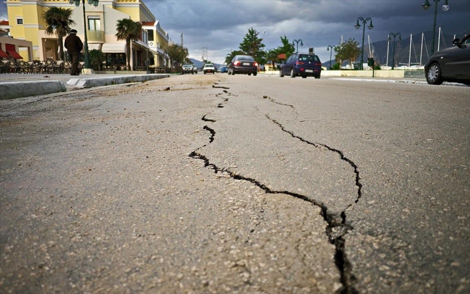 Σεισμός 5,9 Ρίχτερ στην Κεφαλονιά. Ρωγμές στους δρόμους του Ληξουρίου.