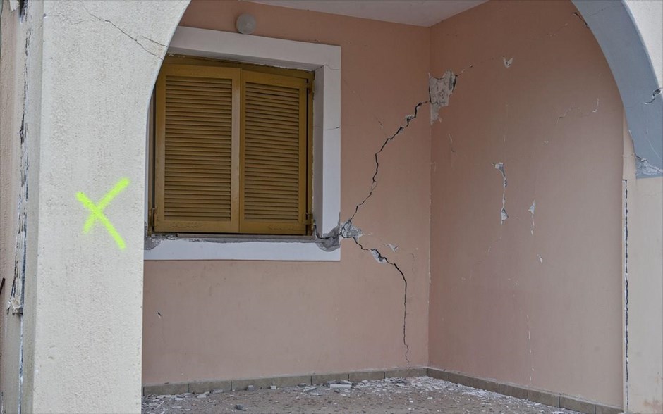 Σεισμός 5,9 Ρίχτερ στην Κεφαλονιά. Μεγάλες καταστροφές έχουν υποστεί οι εργατικές κατοικίες στο Ληξούρι από τον προχθεσινό σεισμό στην Κεφαλονιά.