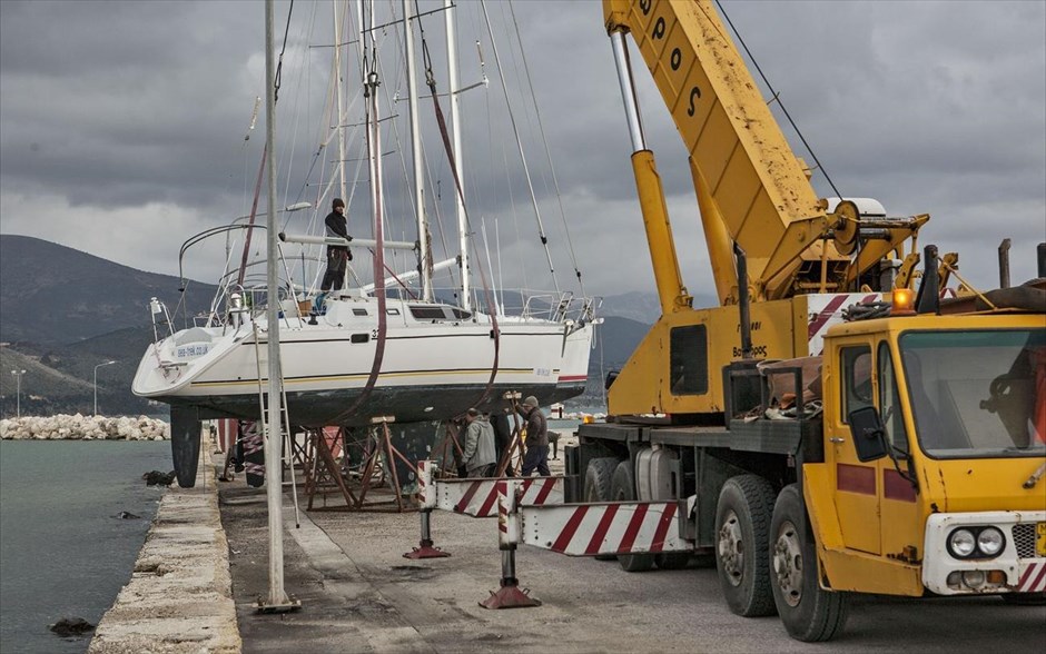 Σεισμός 5,9 Ρίχτερ στην Κεφαλονιά. Γερανοφόρο όχημα απομακρύνει ιστιοφόρο από την προβλήτα του λιμανιού στο Ληξούρι αφού έπεσε από την βάση στήριξης του λόγω του σεισμού.