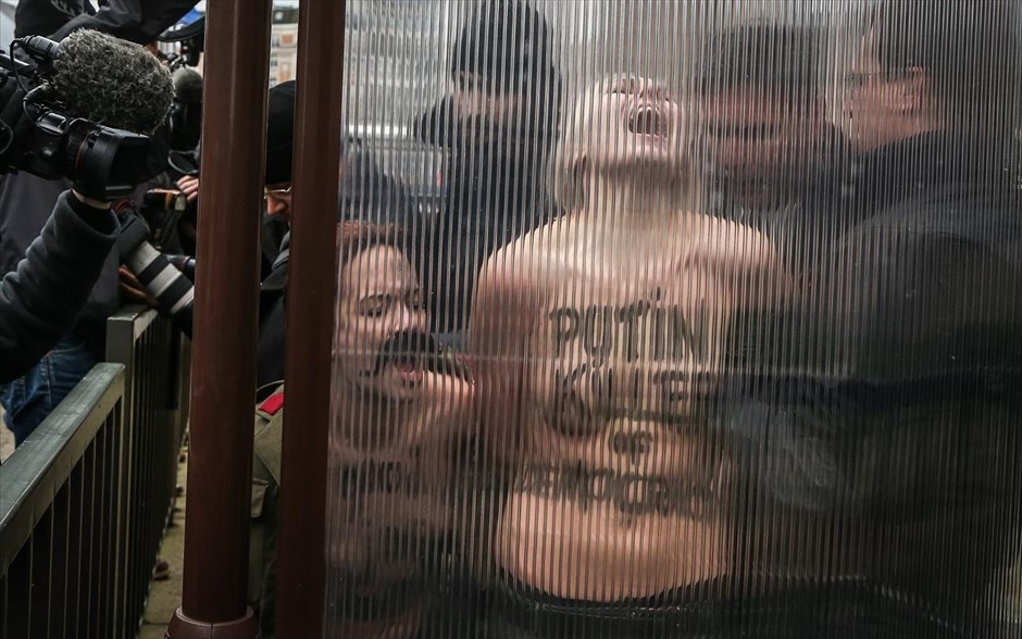 Βρυξέλλες: FEMEN κατά της επίσκεψης Πούτιν. Μέλη του φεμινιστικού κινήματος FEMEN συλλαμβάνονται από τη βελγική αστυνομία, μετά από παράσταση διαμαρτυρίας που πραγματοποίησαν στην έδρα του Συμβουλίου της Ευρωπαϊκής Ένωσης εναντίον της επίσκεψης του ρώσου προέδρου Βλαντιμίρ Πούτιν στις Βρυξέλλες. Ο ρώσος πρόεδρος πρόκειται να συναντηθεί με ευρωπαίους αξιωματούχους, με φόντο την ένταση στις σχέσεις Μόσχας – Ε.Ε. και κυρίως την ουκρανική κρίση