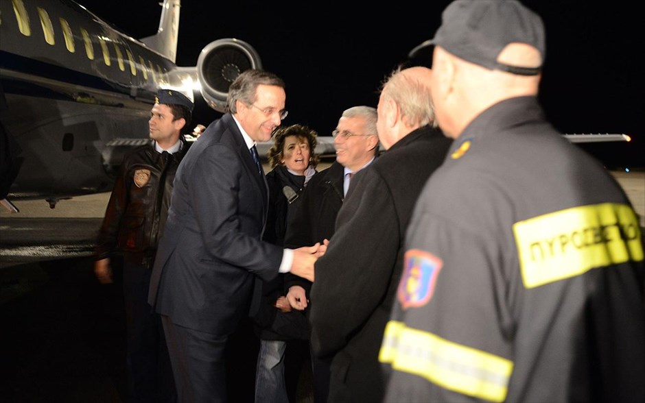 Στην Κεφαλονιά ο Αντώνης Σαμαράς. Ο πρωθυπουργός, Αντώνης Σαμαράς κατά την άφιξή του στην Κεφαλονιά το βράδυ της Τρίτης. Την άμεση αντίδραση του κρατικού μηχανισμού για την αντιμετώπιση των προβλημάτων στις πληγείσες από τον σεισμό περιοχές της Κεφαλονιάς υπογράμμισε από το Ληξούρι ο πρωθυπουργός Αντώνης Σαμαράς.
&nbsp;