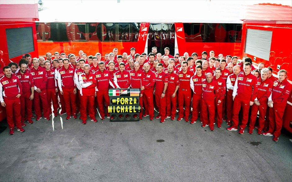 Ένα μήνα σε τεχνητό κώμα ο Μίχαελ Σουμάχερ. Η ομάδα της Ferrari ποζάρει κρατώντας πανό με μήνυμα συμπαράστασης προς τον Μίχαελ Σουμάρχερ στην πίστα Χέρεθ (27/01).