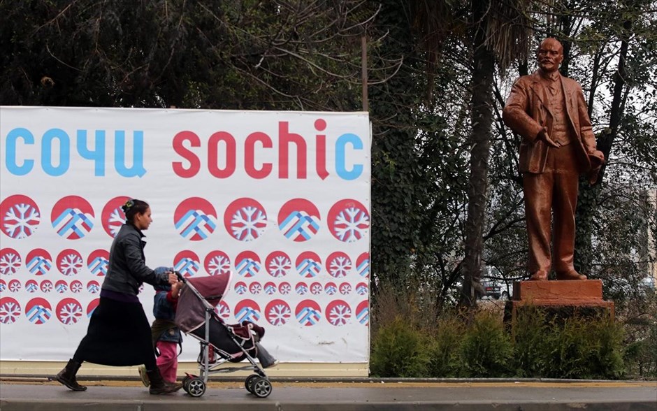 Στιγμιότυπο από το Σότσι . Το άγαλμα του πρώην σοβιετικού ηγέτη Βλαντιμίρ Λένιν δεσπόζει στην περιοχή Adler του Σότσι. Η πόλη της Ρωσίας είναι έτοιμη να υποδεχθεί τους Χειμερινούς Ολυμπιακούς Αγώνες 2014, οι οποίοι θα πραγματοποιηθούν στο Σότσι &nbsp;από τις &nbsp;7 έως τις 23 Φεβρουαρίου.