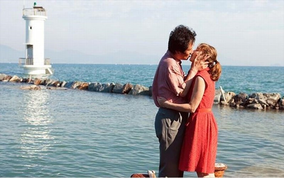  «Στη χώρα των άλλων». Ο κορεάτης σκηνοθέτης Χονγκ Σανγκ Σου επανέρχεται με ένα δράμα για τις διαπροσωπικές σχέσεις, την απομόνωση του ανθρώπου και τη ρευστότητα του χώρου και της μνήμης, με τίτλο «Στη χώρα των άλλων».