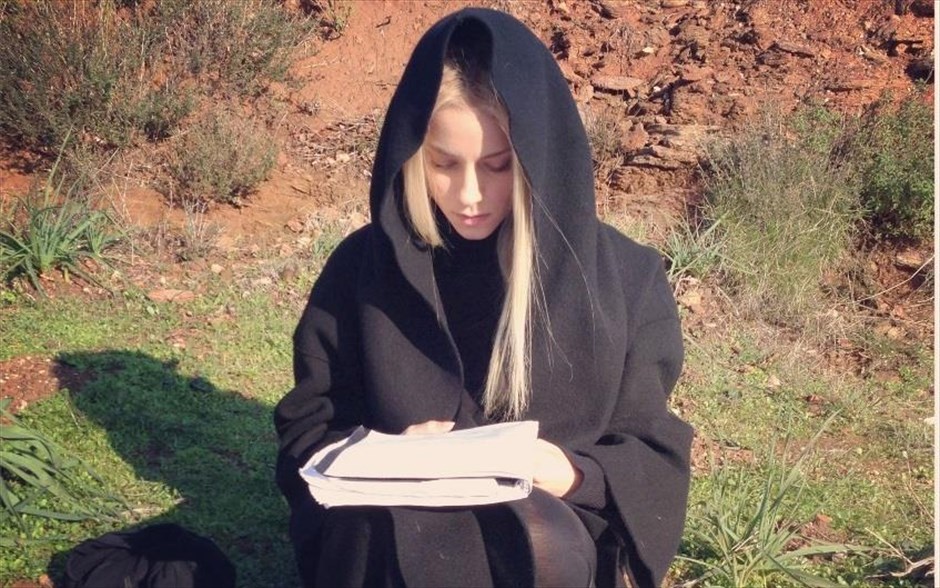 «Λιμουζίνα». Η “Λιμουζίνα” έχει τον υπότιτλο: κωμωδία παρεξηγήσεων. Είναι μια ταινία με αυτοσχεδιασμούς, με δοκιμές σκέψεων, ένα παιχνίδι με το παράδοξο και μια τολμηρή αυθαιρεσία στο επίπεδο της κινηματογραφικής σύμβασης.