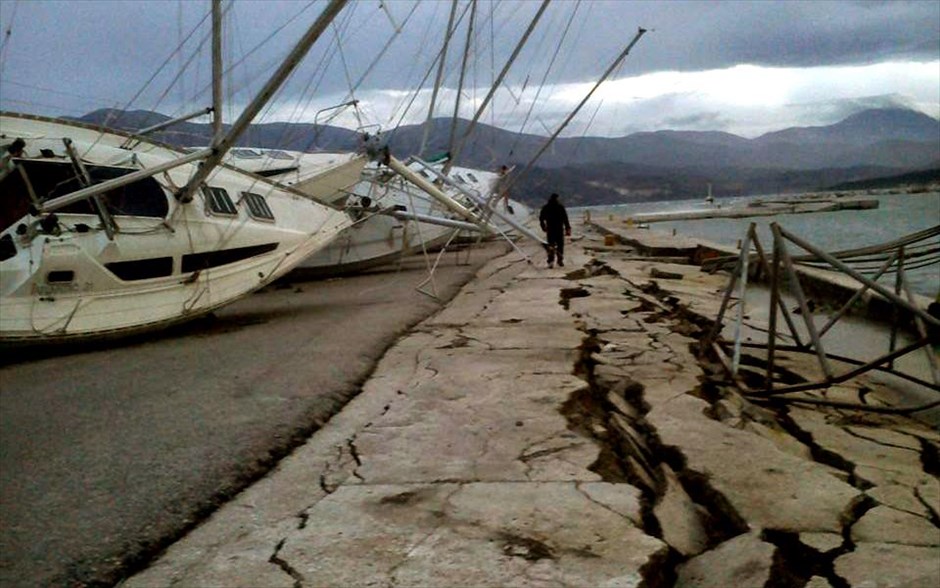 Νέα ισχυρή σεισμική δόνηση 5,7 ρίχτερ στην Κεφαλονιά. Νέα ισχυρή σεισμική δόνηση 5,7 βαθμών της κλίμακας Ρίχτερ σημειώθηκε στις 05.08 το πρωί στην Κεφαλονιά, σύμφωνα με το Γεωδυναμικό Ινστιτούτο Αθηνών και το επίκεντρό του εντοπίζεται 12 χιλιόμετρα βορειοδυτικά του Αργοστολίου. Ο σεισμός έγινε ιδιαίτερα αισθητός στο νησί της Κεφαλονιάς, στη Ζάκυνθο και σε πολλές περιοχές της δυτικής Ελλάδας όπως την Πάτρα, την Αμαλιάδα, το Μεσολόγγι, τον Πύργο, την Κάτω Αχαΐα, τη Ναύπακτο και άλλες περιοχές της Αχαΐας, της Ηλείας και της Αιτωλοακαρνανίας. Ακολούθησε στις 05.16 μία ακόμη δόνηση μεγέθους 4,5 βαθμών της κλίμακας Ρίχτερ.