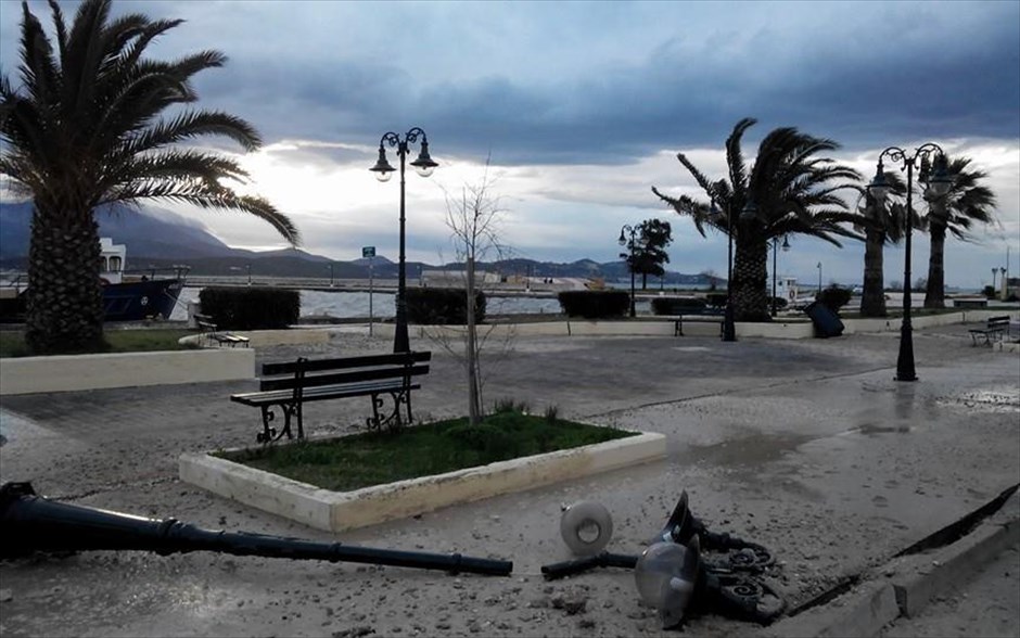 Νέος σεισμός στην Κεφαλονιά. Ο σεισμός έγινε ιδιαίτερα αισθητός στο νησί της Κεφαλονιάς, στη Ζάκυνθο και σε πολλές περιοχές της δυτικής Ελλάδας όπως την Πάτρα, την Αμαλιάδα, το Μεσολόγγι, τον Πύργο, την Κάτω Αχαΐα, τη Ναύπακτο και άλλες περιοχές της Αχαΐας, της Ηλείας και της Αιτωλοακαρνανίας.