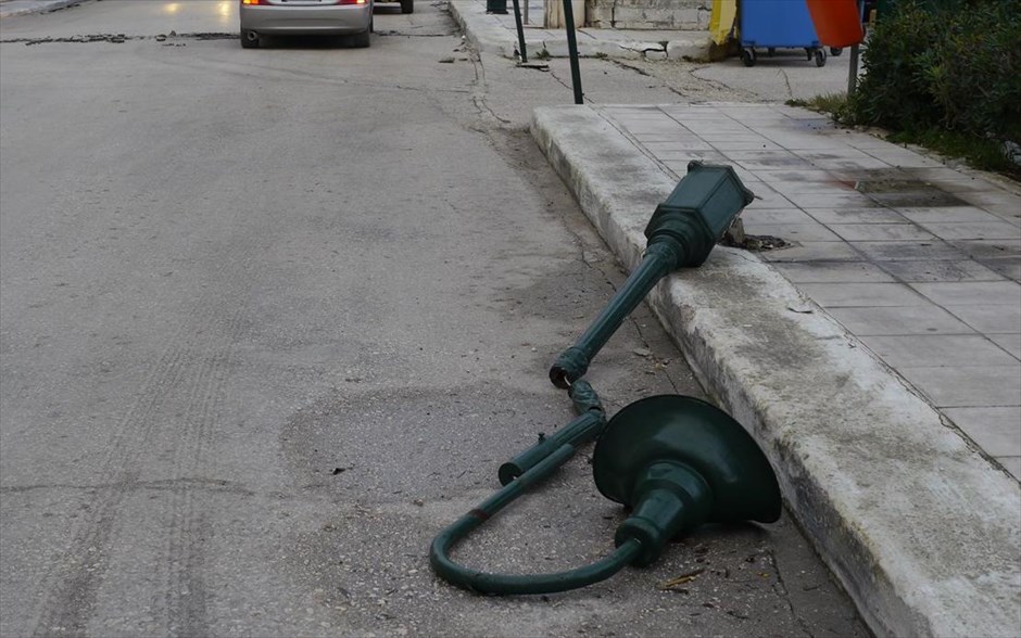 Νέος σεισμός στην Κεφαλονιά. Πεσμένος φανοστάτης στον παραλιακό δρόμο του Ληξουρίου.
