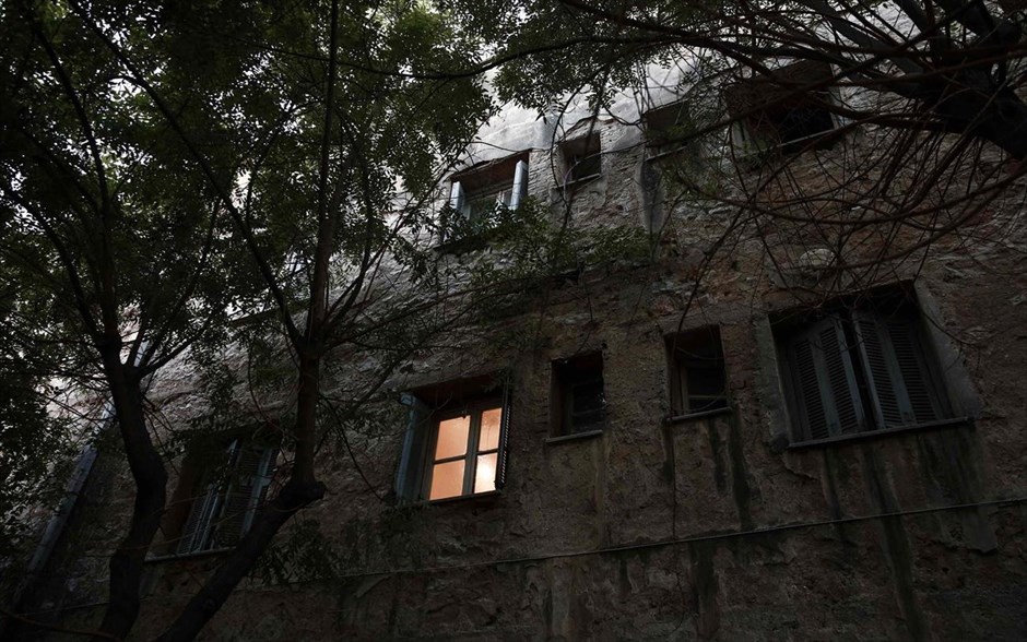 Τα «Προσφυγικά» της λεωφόρου Αλεξάνδρας. Κατά τη διάρκεια των Ολυμπιακών Αγώνων της Αθήνας το 2004, τα προσφυγικά καλύφθηκαν από ένα τεράστιο πανί προκειμένου να παραμείνει κρυφή η εικόνα εγκατάλειψης που παρουσίαζαν.