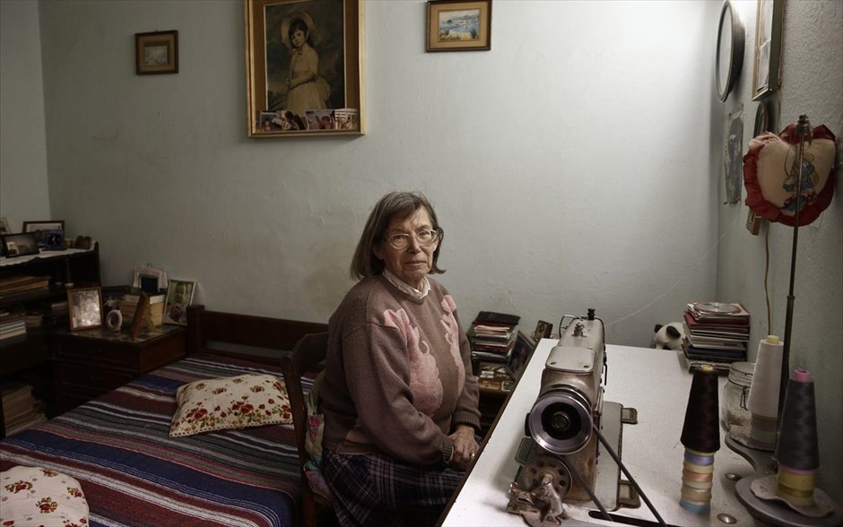 Τα «Προσφυγικά» της λεωφόρου Αλεξάνδρας. Η 76χρονη Χρυσούλα Χαριζάνου, ιδιοκτήτρια διαμερίσματος στα «Προσφυγικά» ποζάρει για το φωτογραφικό φακό.