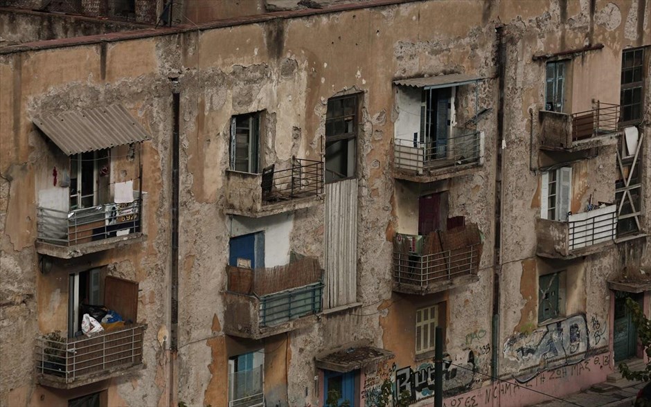 Τα «Προσφυγικά» της λεωφόρου Αλεξάνδρας. Κατά τη διάρκεια των Ολυμπιακών Αγώνων της Αθήνας το 2004, τα προσφυγικά καλύφθηκαν από ένα τεράστιο πανί προκειμένου να παραμείνει κρυφή η εικόνα εγκατάλειψης που παρουσίαζαν.