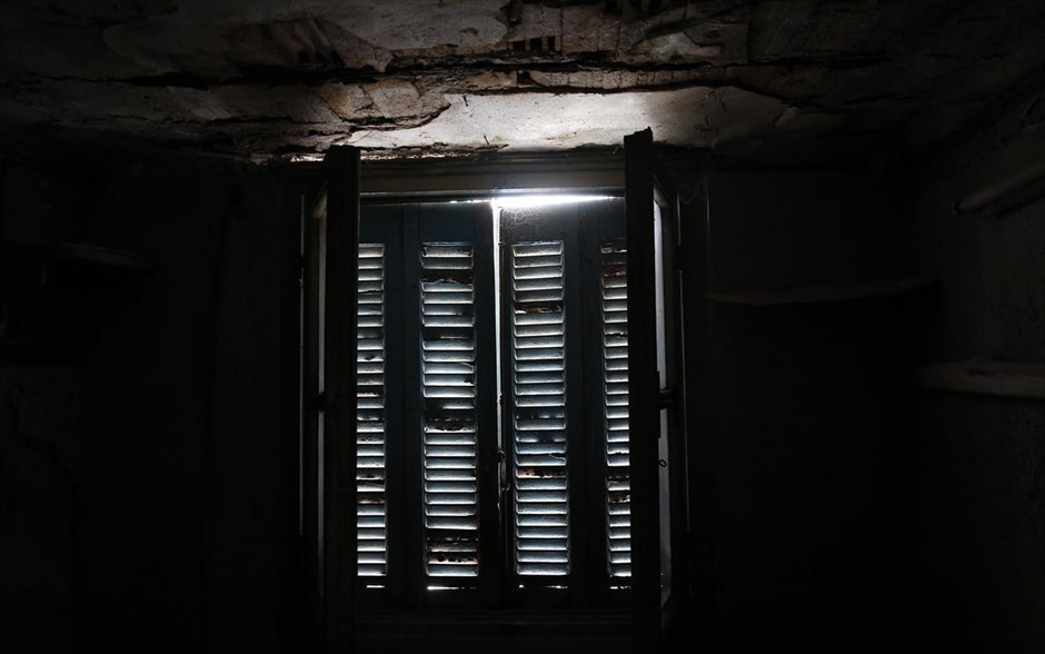 Τα «Προσφυγικά» της λεωφόρου Αλεξάνδρας. Το φως του ήλιου μπαίνει μέσα από τις χαραμάδες κλειστού παραθύρου σε βοηθητικό δωμάτιο ενός διαμερίσματος.