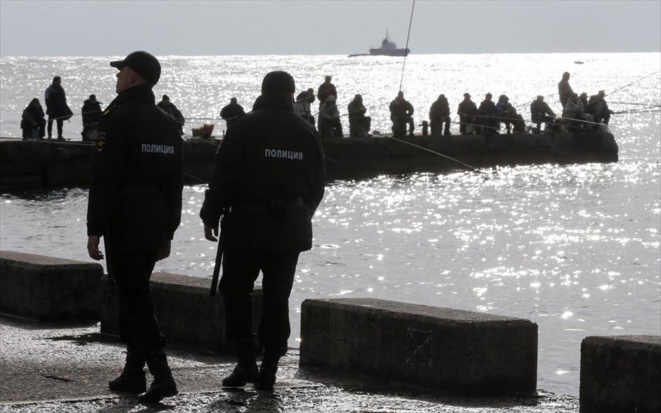 Χειμερινοί Ολυμπιακοί 2014 - Σότσι - Προετοιμασίες. Ρώσοι αστυνομικοί περιπολούν στην παραλία της Μαύρης Θάλασσας, στο Σότσι. Τα μέτρα ασφαλείας στη χώρα είναι δρακόντεια. Περισσότεροι από 37 χιλιάδες αστυνομικοί και δυνάμεις του στρατού έχουν αναλάβει την διασφάλιση της ομαλής διεξαγωγής των Αγώνων.