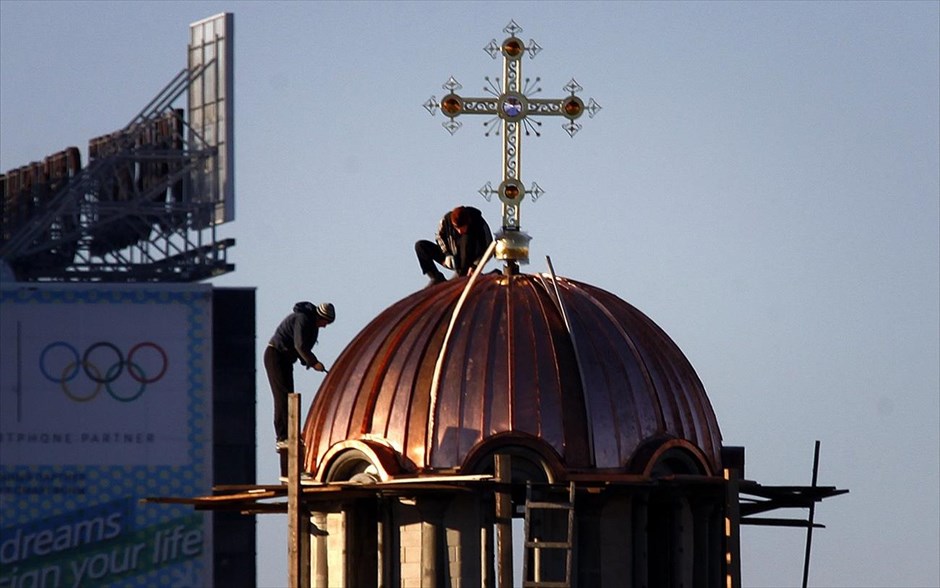 Χειμερινοί Ολυμπιακοί 2014 - Σότσι - Προετοιμασίες. Εργάτες στην κορυφή μίας ρωσικής εκκλησίας κοντά στις εγκαταστάσεις που θα διεξαχθούν οι Χειμερινοί Ολυμπιακοί Αγώνες στο Σότσι.