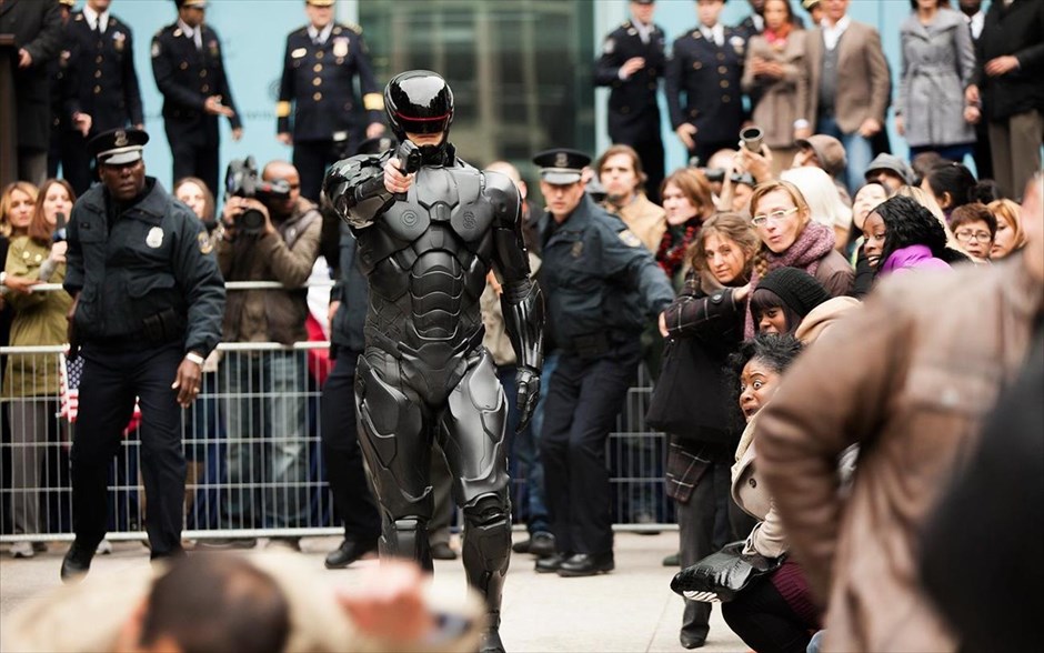 RoboCop. Η ταινία δράσης και επιστημονικής φαντασίας του Χοσέ Παντίλα, διαδραματίζεται το 2028, στην RoboCop, όπου η εγκληματικότητα είναι εκτός ελέγχου και ένας πολυεθνικός όμιλος αποφασίζει να δημιουργήσει έναν αστυνομικό, μισό άνθρωπο και μισό ρομπότ.