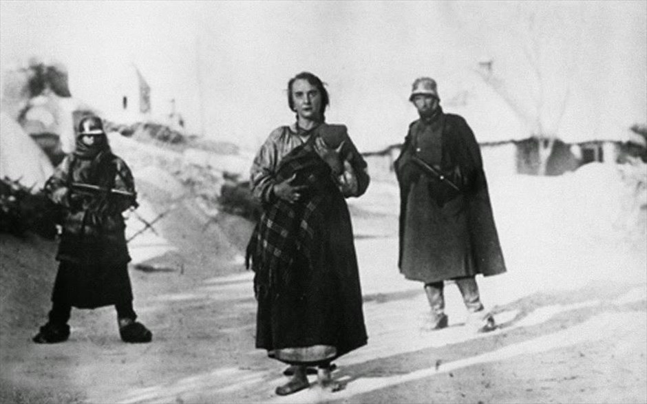 Το ουράνιο τόξο. Η ασπρόμαυρη δραματική ταινία του 1943, Το ουράνιο τόξο, αποτέλεσε τη μεγαλύτερη επιτυχία του σοβιετικού κινηματογράφου μετά το τέλος του πολέμου.