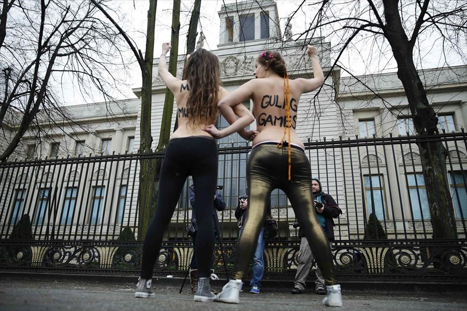 Βερολίνο: Διαμαρτυρία των Femen έξω από τη ρωσική πρεσβεία. Μέλη του κινήματος υπέρ των δικαιωμάτων των γυναικών «Femen» διαδηλώνουν κατά της ρωσικής νομοθεσίας για τους ομοφυλόφιλους, μπροστά από τη ρωσική πρεσβεία στο Βερολίνο. Αφορμή για την κινητοποίηση είναι η σημερινή έναρξη των Χειμερινών Ολυμπιακών Αγώνων στο Σότσι.&nbsp;