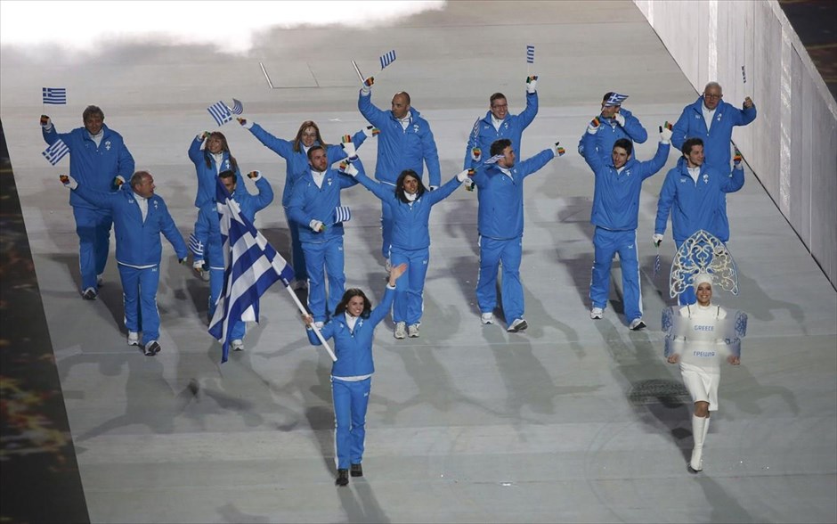 Σότσι - Τελετή έναρξης. Η Ελληνική αποστολή με σημαιοφόρο την Παναγιώτα Τσακίρη.