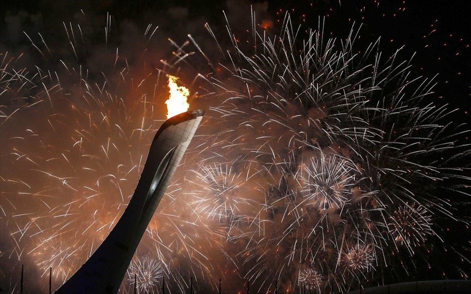 Αυλαία για τους 22ους Χειμερινούς Ολυμπιακούς Αγώνες. Με την φαντασμαγορική Τελετή Έναρξης, παρουσία του Βλάντιμιρ Πούτιν, αλλά και του Κάρολου Παπούλια, άνοιξε επίσημα η «αυλαία» των 22ων Χειμερινών Ολυμπιακών Αγώνων «Σότσι 2014».