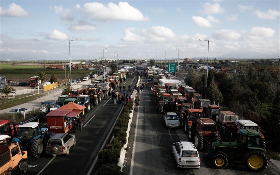 Μπλόκο αγροτών στη Νίκαια. 