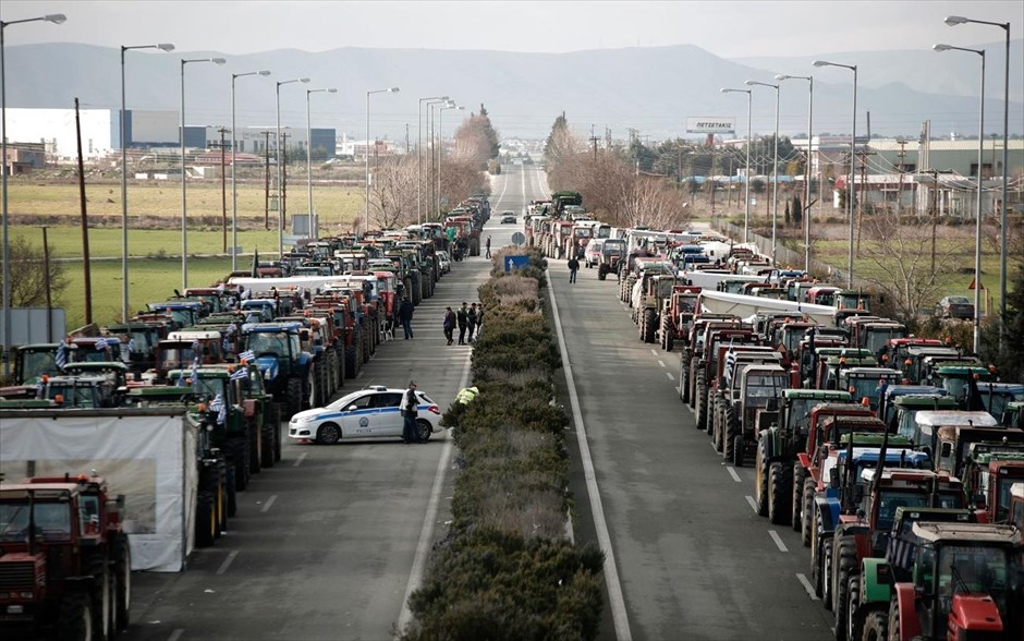 Μπλόκο αγροτών στη Νίκαια. 