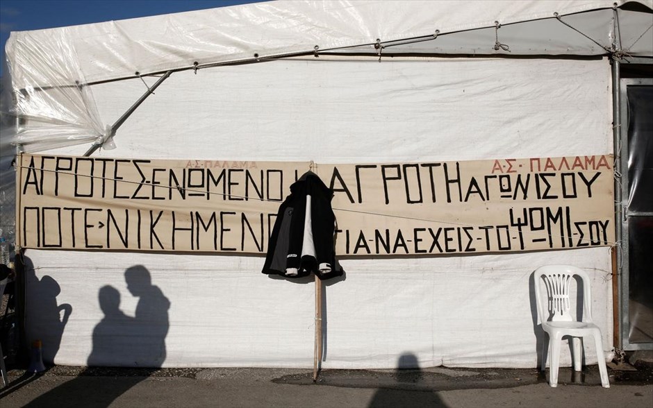 Μπλόκο αγροτών στη Νίκαια. 