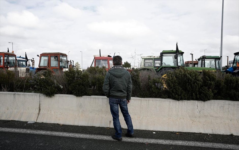 Μπλόκο αγροτών στη Νίκαια. 