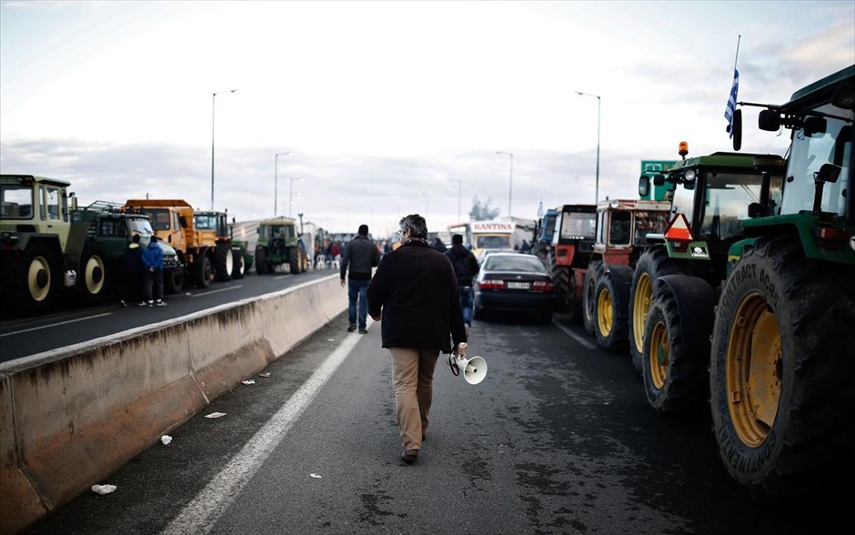 Μπλόκο αγροτών στη Νίκαια. 