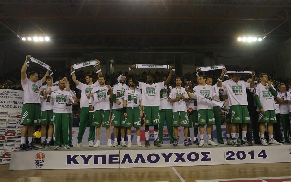 Μπάσκετ: Κυπελλούχος ο Παναθηναϊκός. Οι παίκτες του παναθηναϊκού πανηγυρίζουν στην απονομή την κατάκτηση του κυπέλλου Ελλάδος στον τελικό μεταξύ του Παναθηναϊκού και Άρη στο κλειστό Στάδιο "2 Αοράκια" στο Ηράκλειο.