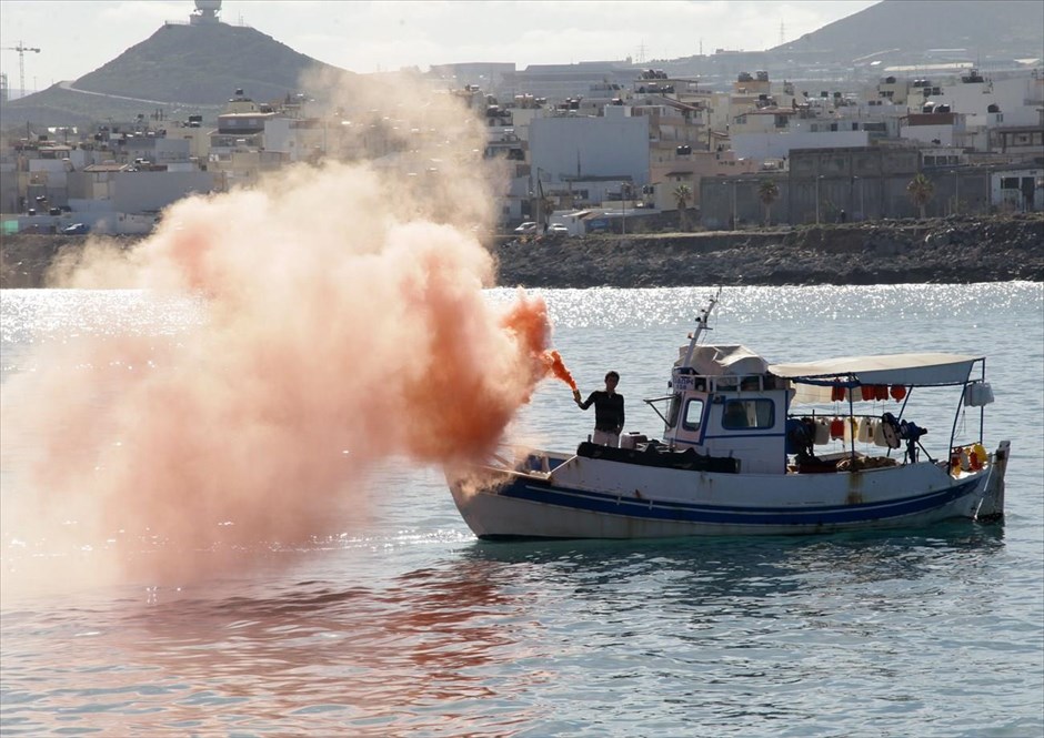 Διαμαρτυρία αλιέων στο Ηράκλειο. Θαλάσσια διαμαρτυρία πραγματοποίησαν ψαράδες της Κρήτης στο λιμάνι του Ηρακλείου, εκφράζοντας την αντίθεσή τους στην απόφαση της κυβέρνησης να τοποθετούνται δορυφορικά συστήματα καταγραφής και διαβίβασης πληροφοριών στις τράτες τους. Οι ψαράδες κινήθηκαν με τα σκάφη τους προς τον χώρο του λιμεναρχείου και στη συνέχεια προχώρησαν σε συμβολικό αποκλεισμό του βόρειου λιμενοβραχίονα. Οι αλιείς δεν είναι αντίθετοι με την τοποθέτηση δορυφορικών συστημάτων, όμως όπως τονίζουν, δεν μπορούν να τα πληρώσουν και να τα συντηρήσουν.