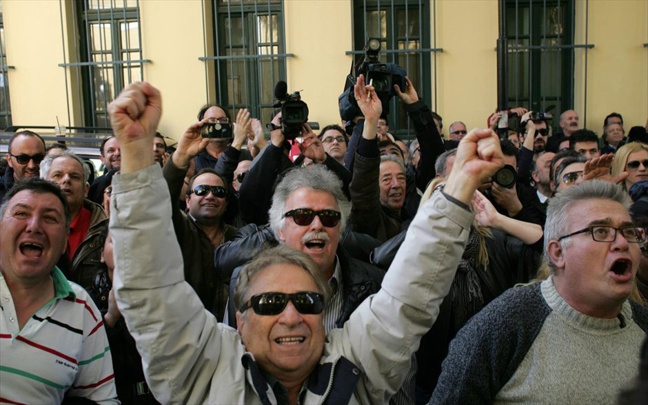 Ελεύθεροι εν μέσω επευφημιών οι συλληφθέντες για τα επεισόδια στη Μαλακάσα. Ελεύθεροι εν μέσω επευφημιών από το συγκεντρωμένο πλήθος αφέθηκαν οι εννέα συλληφθέντες για τα προχθεσινά επεισόδια στα διόδια της Μαλακάσας. Στον εισαγγελέα οδηγηθήκαν ο δήμαρχος Ωρωπού, τέσσερις αντιδήμαρχοι, δύο δημοτικοί σύμβουλοι και δύο πρόεδροι συλλόγων της περιοχής.