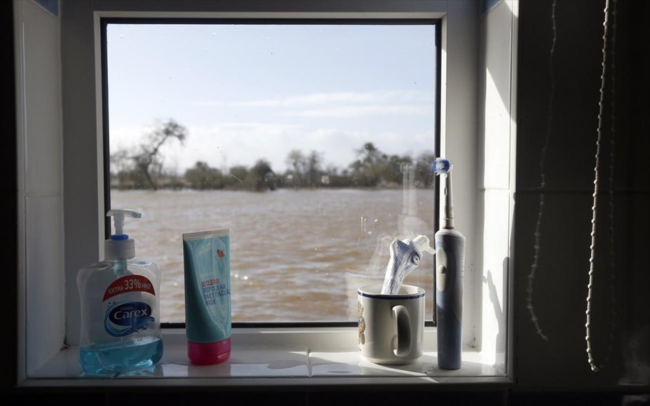 Πρωτοφανείς πλημμύρες πλήττουν τη Βρετανία. Η θέα από το παράθυρο κατοικίας στο Μπάροουμπριτζ. 