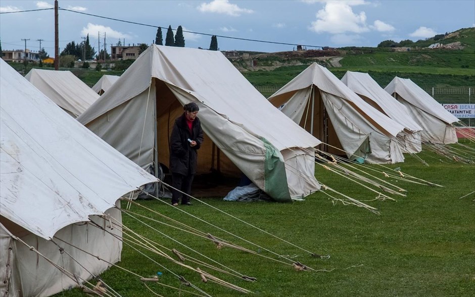 Στιγμιότυπο από τη σεισμόπληκτη Κεφαλονιά. Στιγμιότυπο από αντίσκηνα όπου φιλοξενούνται σεισμόπληκτοι στην Κεφαλονιά, καθώς προσωρινά μη κατοικήσιμα έχουν κριθεί τα 1.400 από τα 3.000 σπίτια που έχουν ελεγχθεί. Σύμφωνα με την ηλεκτρονική καταγραφή του Γεωδυναμικού Ινστιτούτου Αθηνών, ο τελευταίος σεισμός ήταν μεγέθους 4,5 βαθμών της κλίμακας Ρίχτερ και σημειώθηκε βορειοδυτικά του Αργοστολίου το μεσημέρι της Τετάρτης. Σύμφωνα με υπεύθυνους στο Γεωδυναμικό Ινστιτούτο Αθηνών οι αισθητοί μετασεισμοί δεν εμπνέουν ανησυχία.