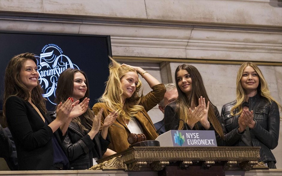 Τα μοντέλα του Sports Illustrated στη Wall Street. Οι καλλονές του Sports Illustrated, Emily DiDonato, Natasha Barnard, Kate Bock, Emily Ratajkowski και Gigi Hadid χτυπούν το καμπανάκι λήξης της συνεδρίασης στο χρηματιστήριο της Νέας Υόρκης.