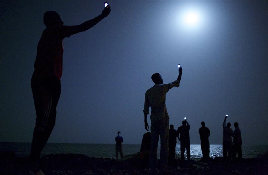 World Press Photo of the Year 2013. Ο αμερικανός φωτογράφος John Stanmeyer του πρακτορείου VII σε αποστολή για το National Geographic, κέρδισε το διαγωνισμό World Press Photo of the Year, με τη φωτογραφία του για τους αφρικανούς μετανάστες στην ακτή της πόλης του Τζιμπουτί.