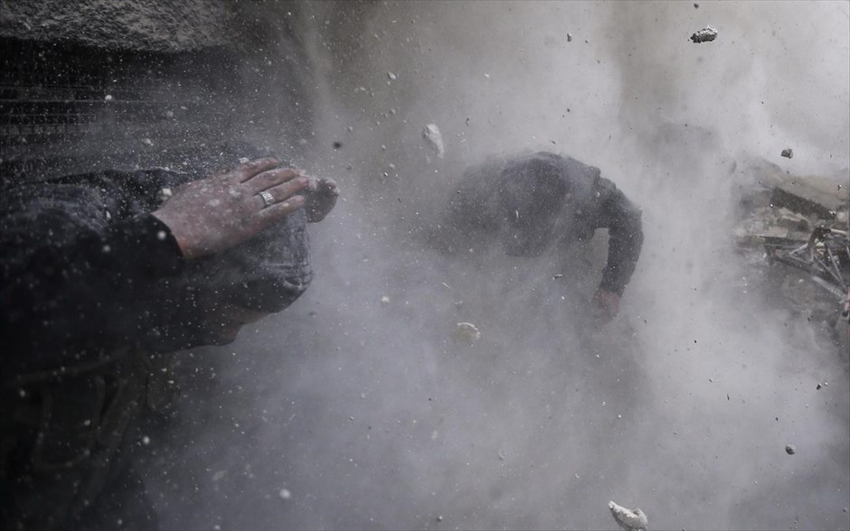 World Press Photo 2014. Ο σέρβος φωτογράφος Goran Tomasevic του πρακτορείου Reuters, κέρδισε το 1ο βραβείο στην κατηγορία «Spot News Stories». Η φωτογραφία αυτή, αποτελεί μέρος σειράς φωτογραφιών για τους αντάρτες στη Συρία, και απεικονίζει σύρους αντάρτες που προσπαθούν να βρούν κάλυψη κατά τη διάρκεια χτυπήματος από οβίδα στη συνοικία Άιν Τάρμα στη Δαμασκό.