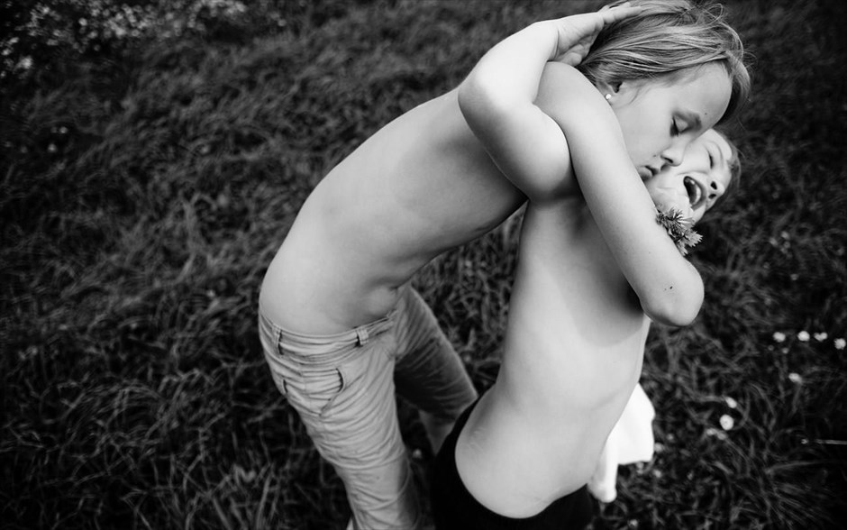 World Press Photo 2014. Η Δανή φωτογράφος Carla Kogelman, απέσπασε το 1ο βραβείο στην κατηγορία «People - Observed Portraits Stories», φωτογραφίζοντας δύο μικρές αδερφές που ζούν στο αγροτικό χωριό Merkenbrechts στην Αυστρία.