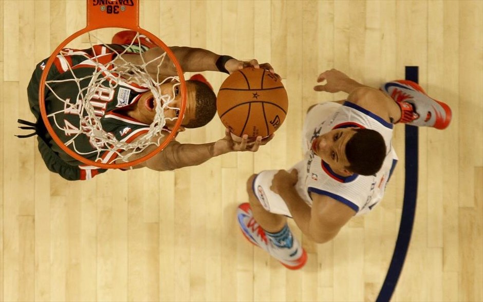 O Αντετοκούνμπο στο All Star Weekend της Νέας Ορλεάνης. Στην πρώτη του χρονιά στο ΝΒΑ ο Γιάννης Αντετοκούνμπο έλαβε μέρος στο τριήμερο των εκδηλώσεων του All Star Game της Νέας Ορλεάνης. Ο 19χρονος «ρούκι» του Μιλγουόκι έγιναν ο πρώτος Έλληνας παίκτης που λαμβάνει μέρος σε All Star Weekend και συγκεκριμένα στον αγώνα "Rising Star Challenge". Η ομάδα του Γκραντ Χιλ, στην οποία συμμετείχε ο Αντετοκούνμπο, επικράτησε αυτής του Κρις Γουέμπερ με 142-136. Στα 17 λεπτά που αγωνίστηκε ο Έλληνας παίκτης πέτυχε 9 πόντους (3/3 δίποντα, 3/4 βολές), είχε 2 ριμπάουντ, 2 ασίστ, 1 κόψιμο και στον επίλογο με ανάποδο κάρφωμα ανάγκασε το κοινό να τον αποθεώσει.