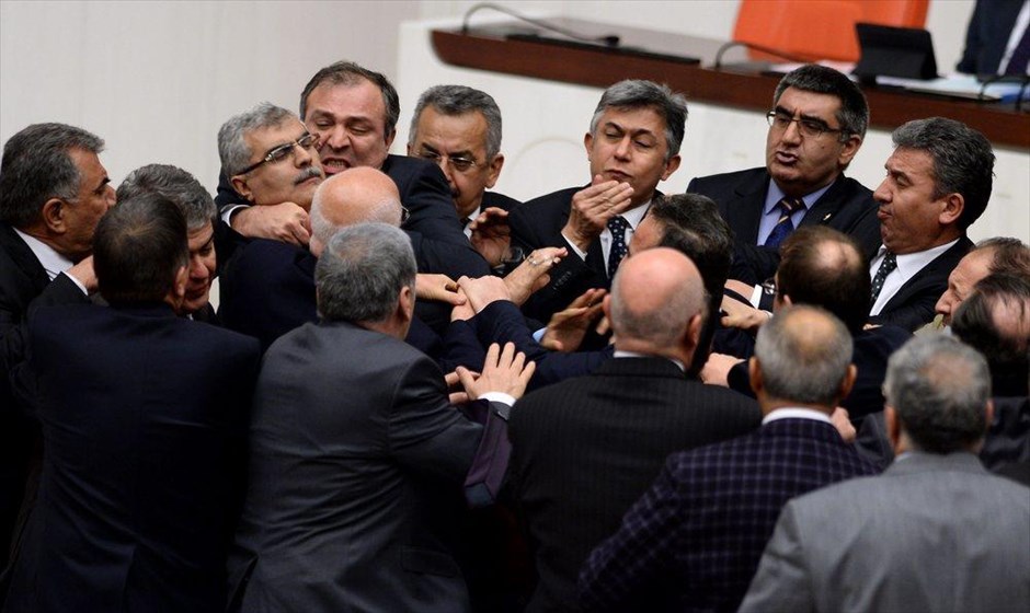 Πεδίο μάχης η τουρκική Βουλή . Εγκρίθηκε από το κοινοβούλιο της Τουρκίας, μετά από έντονη αντιπαράθεση, που έφτασε μέχρι και σε χειροδικίες, το αμφιλεγόμενο νομοσχέδιο που έχει ως στόχο να ενισχύσει τον πολιτικό έλεγχο στους διορισμούς των δικαστών. Πριν από την ψηφοφορία ο Ερντογάν ανακοίνωσε ότι αποσύρονται τα πιο αμφιλεγόμενα άρθρα του νομοσχεδίου με το οποίο μεταρρυθμίζεται το Ανώτατο Συμβούλιο Δικαστών και Εισαγγελών (HSYK) καθώς η αντιπαράθεση ήταν τόσο έντονη που σε δύο περιπτώσεις βουλευτές ήρθαν στα χέρια μέσα στο κοινοβούλιο. Μάλιστα ένας βουλευτής του Λαϊκού Ρεπουμπλικανικού Κόμματος (CHP), ο Αλί Ιχσάν Κοκτούρκ, χρειάστηκε να μεταφερθεί σε νοσοκομείο με σπασμένη μύτη.