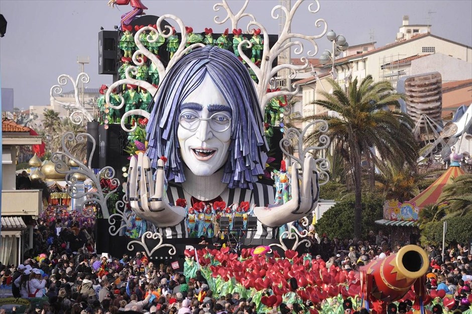 Άρμα αφιερωμένο στον Τζον Λένον στο καρναβάλι του Βιαρέτζιο. Φιγούρα του Τζον Λένον έχει τοποθετηθεί σε ένα άρμα που φέρει την ονομασία «Επανάσταση», το οποίο συμμετέχει στη παρέλαση του καρναβαλιού του Βιαρέτζιο, στην Τοσκάνη της Ιταλίας.