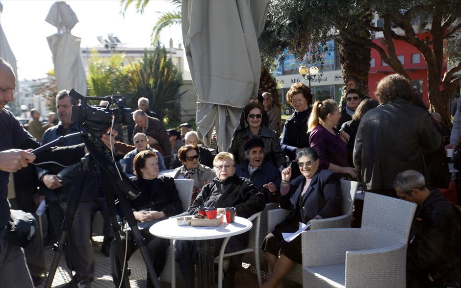 Συγκέντρωση διαμαρτυρίας για το κλείσιμο των πολυϊατρείων του ΕΟΠΥΥ. Συγκέντρωση διαμαρτυρίας για το κλείσιμο των πολυιατρείων του ΕΟΠΥΥ. Οι διαδηλωτές διαμαρτύρονται για το σφράγισμα των πολυιτρείων του ΕΟΠΥΥ και την σχεδιαζόμενη μετατροπή τους σε κέντρα υγείας αστικού τύπου υποστηρίζοντας ότι η υλοποίηση των σχεδίων θα επιφέρει υποβάθμιση των παρεχόμενων στον πολίτη υπηρεσιών υγείας.