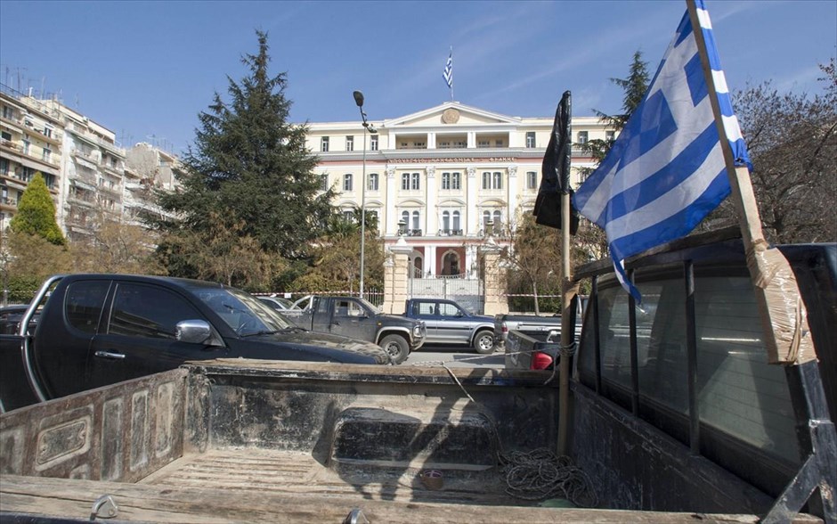 Θεσσαλονίκη: Μηχανοκίνητη πορεία αγροτών. Αγρότες των νομών Θεσσαλονίκης και Χαλκιδικής πραγματοποίησαν πορεία με τα αγροτικά τους αυτοκίνητα από τα «Πράσινα Φανάρια» της Θεσσαλονίκης, προς το ΥΜΑΘ, διαμαρτυρόμενοι για τα φορολογικά μέτρα που τους επιβάλλει η κυβέρνηση. Η πορεία ξεκίνησε στις 11:15 και στις 11:30 η πορεία βρισκόταν στην οδό Β. Όλγας, κινούμενη με χαμηλή ταχύτητα προς το κέντρο της πόλης.