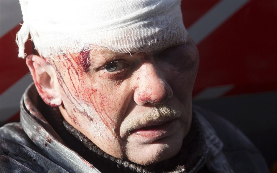Ουκρανία - Κίεβο - Διαδηλώσεις. Ένας άντρας που τραυματίστηκε κατά τη διάρκεια των συγκρούσεων.