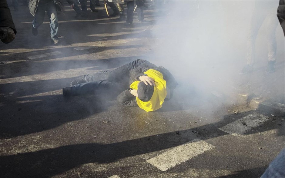 Ουκρανία - Κίεβο - Διαδηλώσεις. Τραυματίας έχει πέσει στο έδαφος κοντά στο κοινοβούλιο της Ουκρανίας.