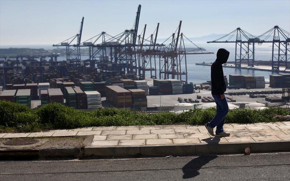 Ελλάδα: Ρεκόρ ανεργίας στο 28%. Νέο ρεκόρ έσπασε το εποχικά προσαρμοσμένο ποσοστό ανεργίας το Νοέμβριο του 2013 φθάνοντας 28,0% σύμφωνα με την Ελληνική Στατιστική Αρχή. Οι άνεργοι ανήλθαν σε 1.382.062 άτομα. Στιγμιότυπο από το Πέραμα Αττικής, όπου η ναυπηγική δραστηριότητα μειώθηκε κατά 70%. και η ανεργία έφτασε στο 45%