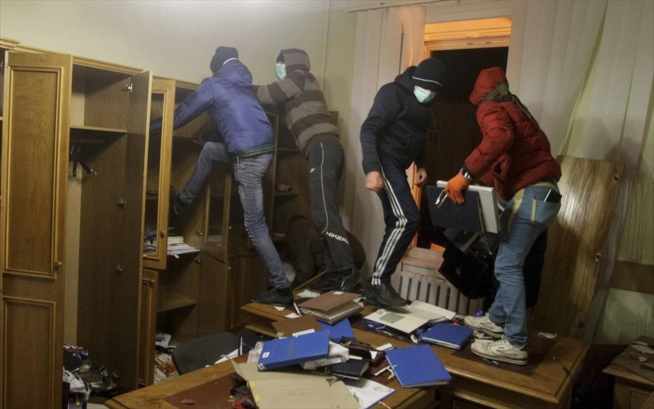 Ουκρανία - Λβιβ - Διαδηλώσεις. Διαδηλωτές έχουν εισβάλει σε γραφείο εισαγγελέα στην πόλη Λβιβ της Ουκρανίας.