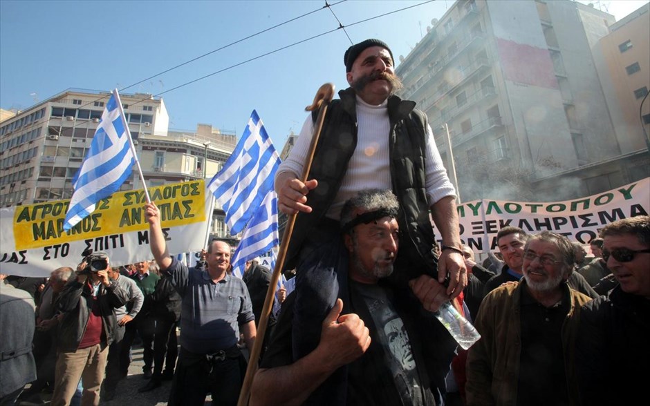 Στην Αθήνα οι αγρότες. Στην πλατεία Βάθης, έξω από το υπουργείο Αγροτικής Ανάπτυξης διαδηλώνουν αγρότες από όλη τη χώρα, στο πλαίσιο του πανελλαδικού συλλαλητηρίου κατά των αλλαγών στη φορολόγησή τους. Η κινητοποίηση θα κορυφωθεί αργότερα με πορεία προς τη Βουλή.&nbsp;